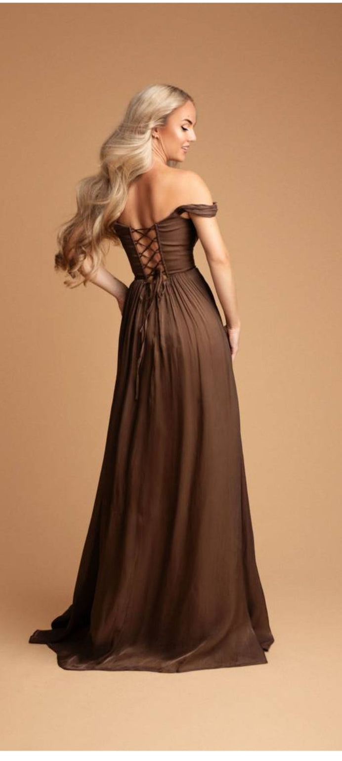 Evelina-Καφέ Maxi Off Shoulder Επίσημο Φόρεμα