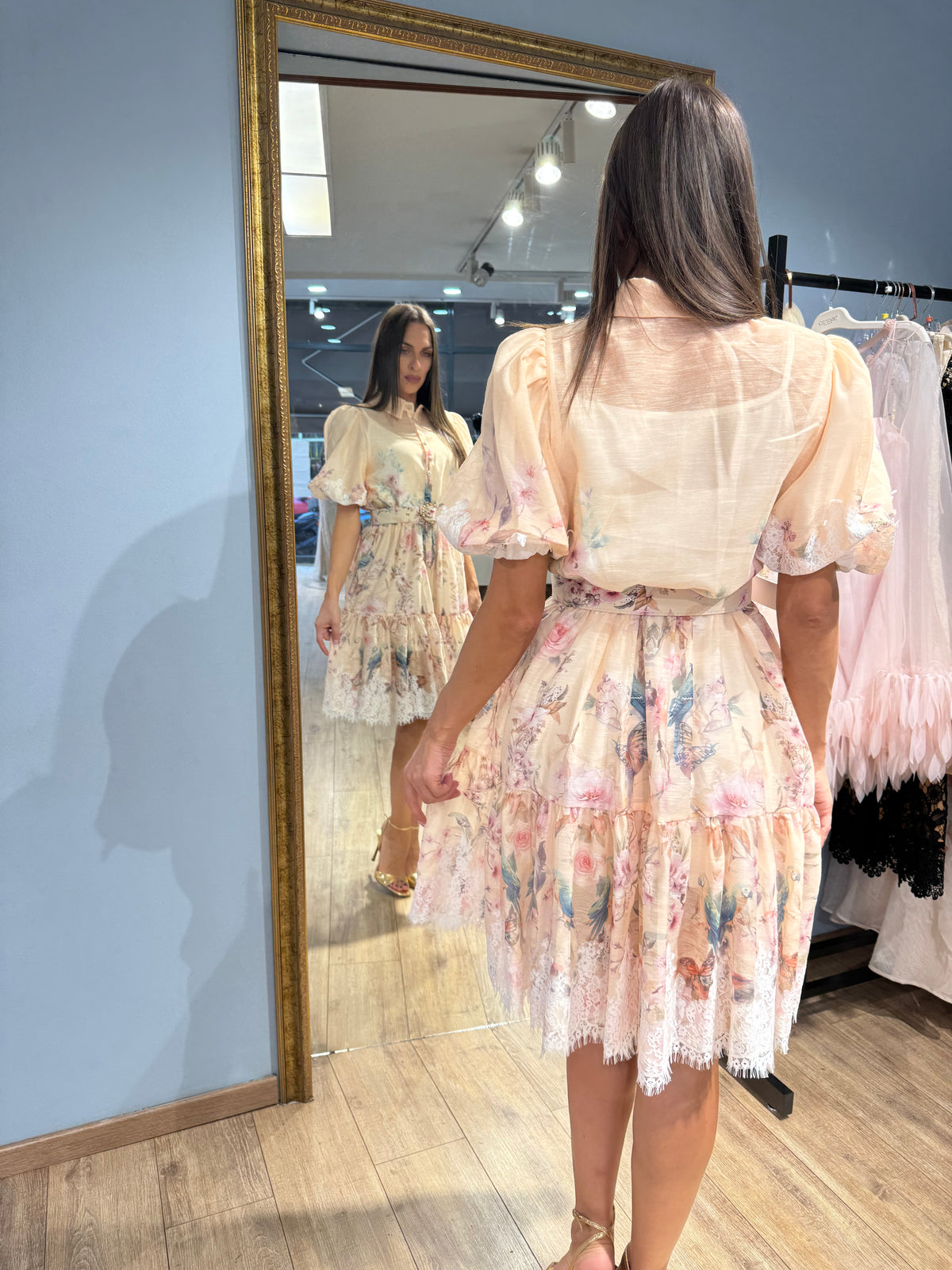 Blossom Belle – Floral Mini Φόρεμα με Δαντέλα
