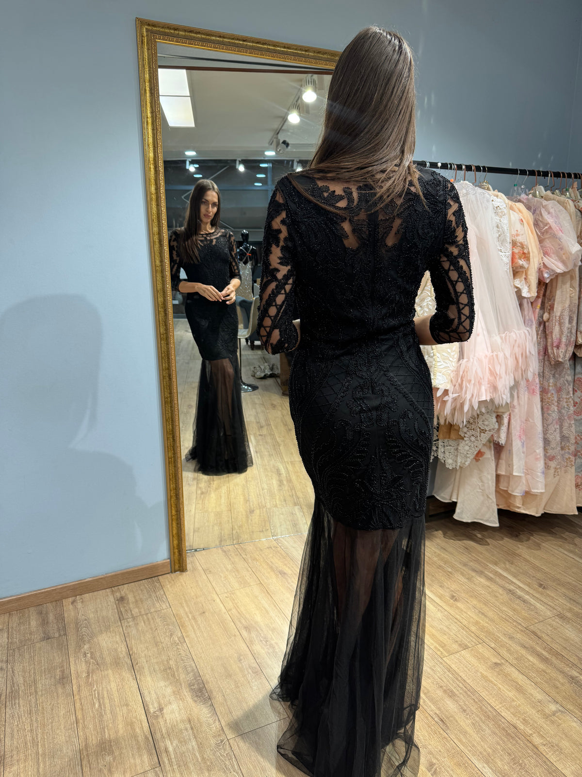 Noir Elegance – Μαύρο Maxi Φόρεμα με Δαντέλα & Διαφάνεια